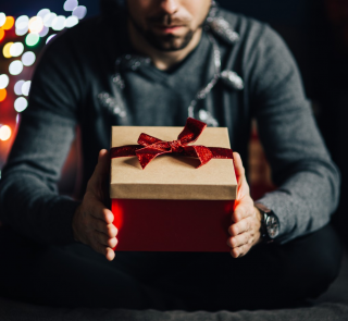 Стоит ли дарить подарки человеку которого едва знаешь